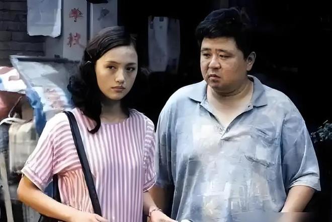脸型和母亲神似知情人透露其父母背景pg电子平台亲人曝光朱媛媛全家福！(图5)