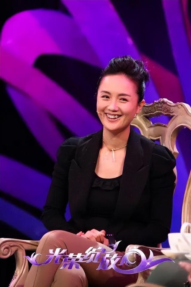 脸型和母亲神似知情人透露其父母背景pg电子平台亲人曝光朱媛媛全家福！(图3)