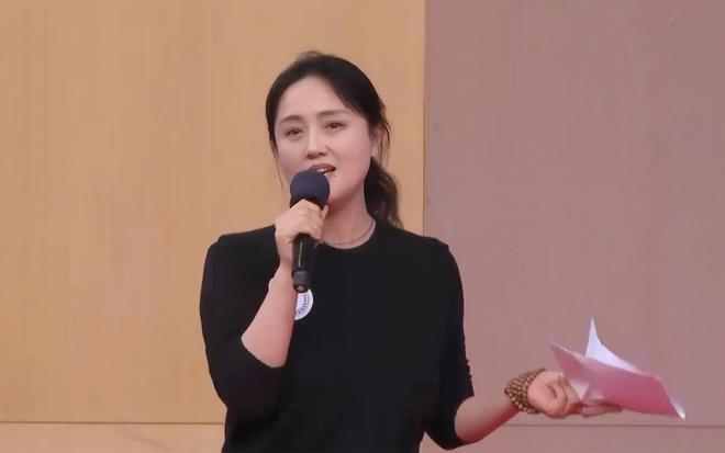 脸型和母亲神似知情人透露其父母背景pg电子平台亲人曝光朱媛媛全家福！(图8)