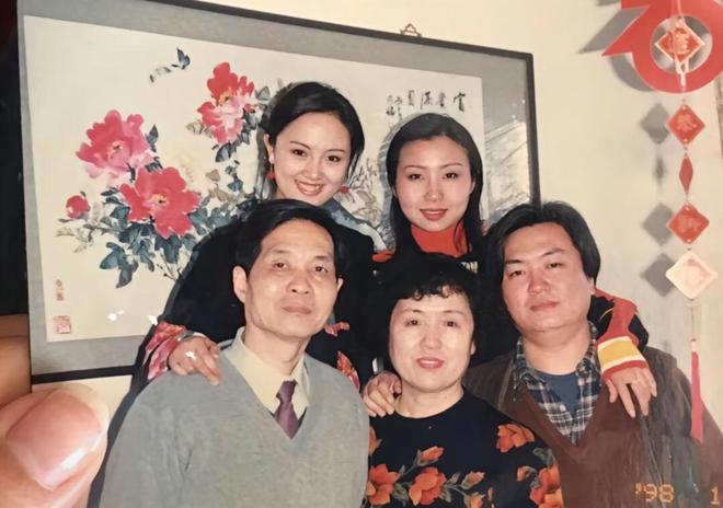 脸型和母亲神似知情人透露其父母背景pg电子平台亲人曝光朱媛媛全家福！(图6)